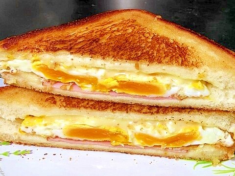 フライパンでパンも目玉焼きも焼くホットサンドイッチ レシピ 作り方 By ひろしん2 楽天レシピ